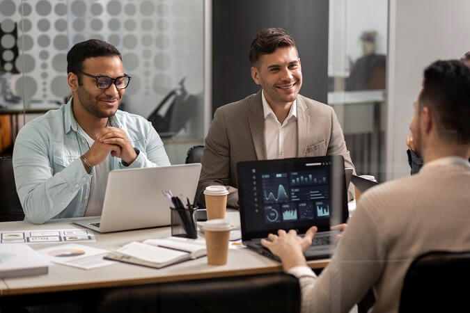 homens em negociação de cobrança b2b