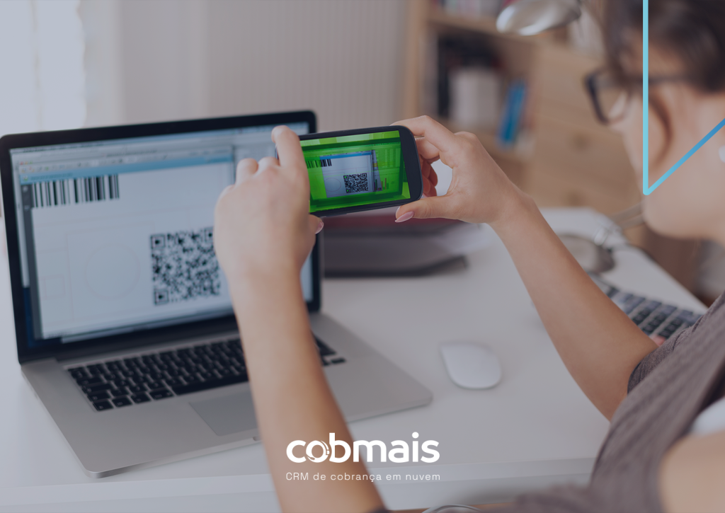 Mulher scaneando qr code para pagamento