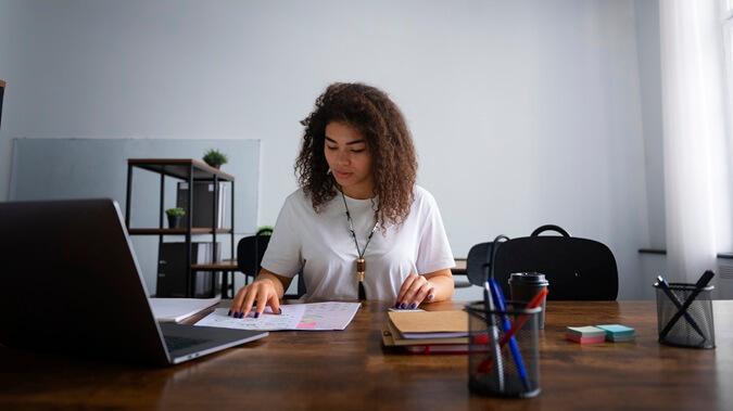Mulher trabalhando em escritório
