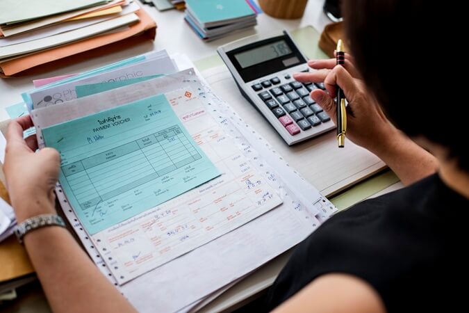 Mãos femininas fazendo trabalho manual de cobrança