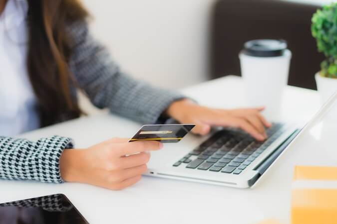 Mãos femininas fazendo pagamento digital