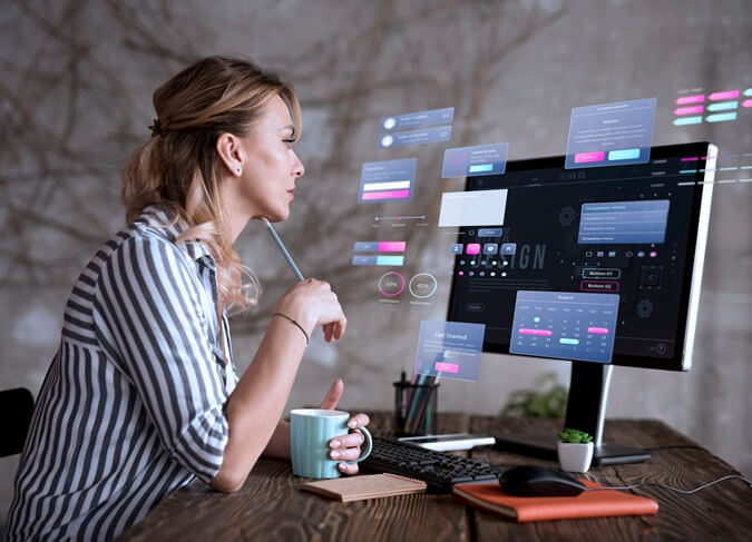 Mulher analisa processos automatizados em computador