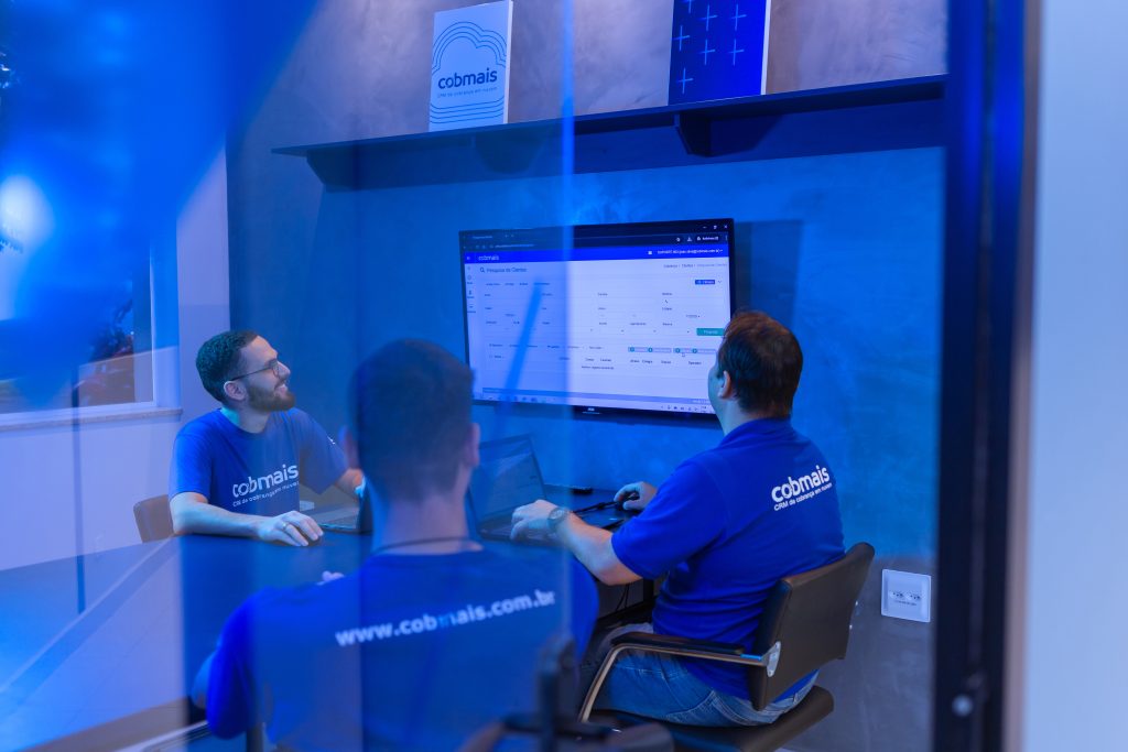 Equipe Cobmais em reunião analisando o escalonamento de cobrança da carteira no sistema